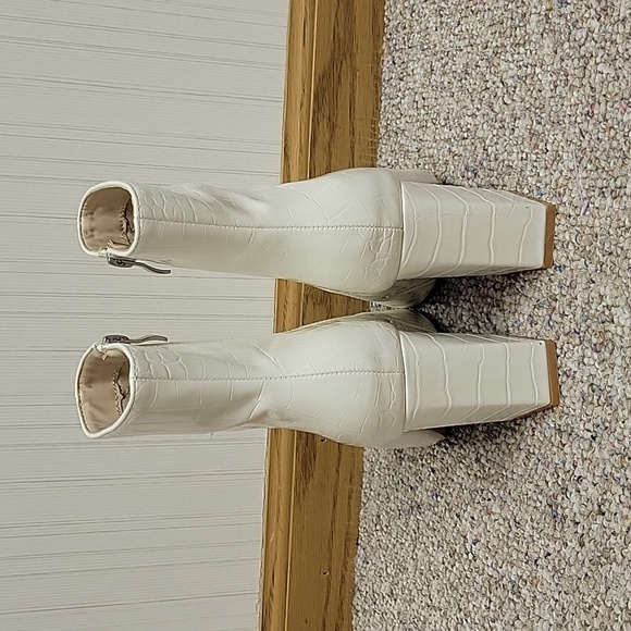 Boohoo White Croc-Textured Heeled Booties. Euro 38, US 7.5 Side Zip - Picture 4 of 6